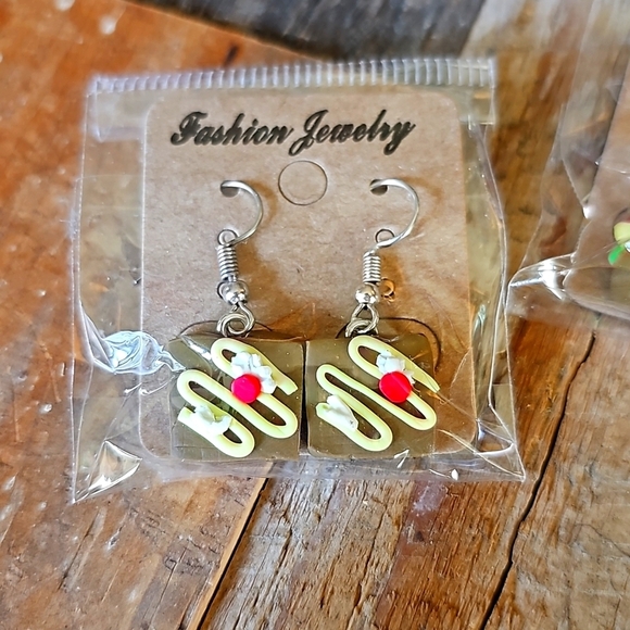 Set of 2 NEW Cute DESSERT & HAMBURGER Earrings - Picture 2 of 3